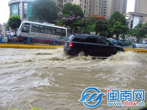 南環(huán)路積水路段，汽車(chē)駛過(guò)