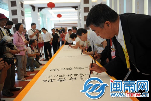 在中國(guó)閩臺(tái)緣博物館，臺(tái)灣同胞在百米畫卷上，寫上自