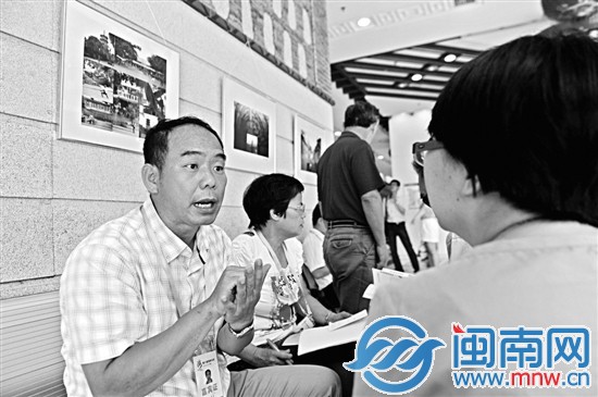 林哲光（左1）和姑姑（左2）希望借活動尋到祖籍地