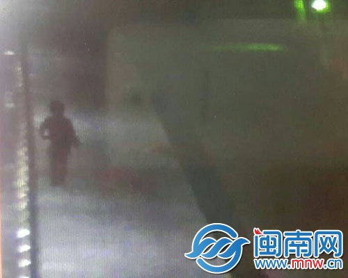 蔡小姐說，監(jiān)控里的這個背影很像媽媽