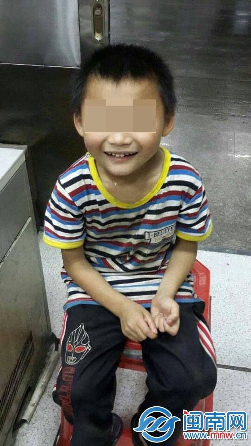 鄒先生的兒子很可愛，見人就笑
