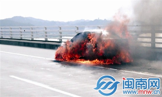 消防趕到時(shí)，小車已燃起大火