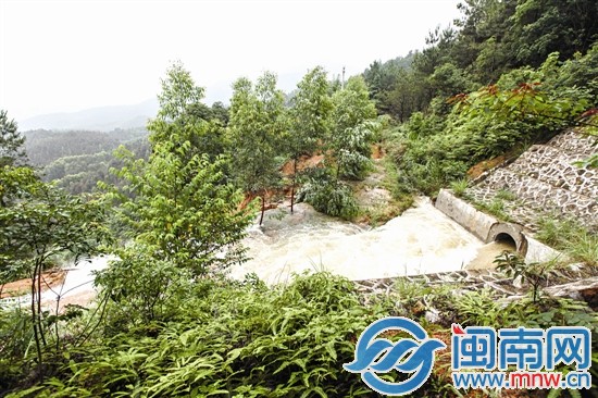 護(hù)坡塌方后，水流急速地從涵道口涌出