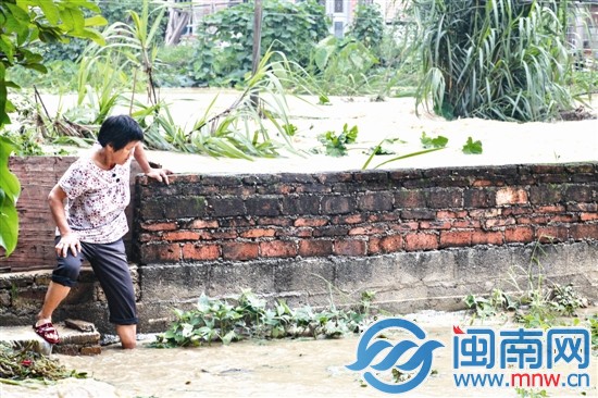 水淹院子，村民涉水而過