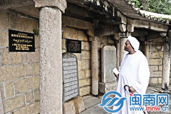 賓客們參觀圣墓時神情專注