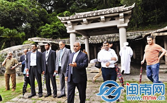 參觀圣墓，阿拉伯友人不停地拍照留影