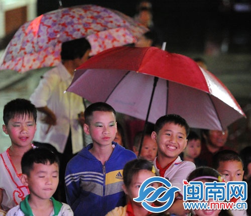 六一晚會(huì)上，妝化得很濃的孩子們