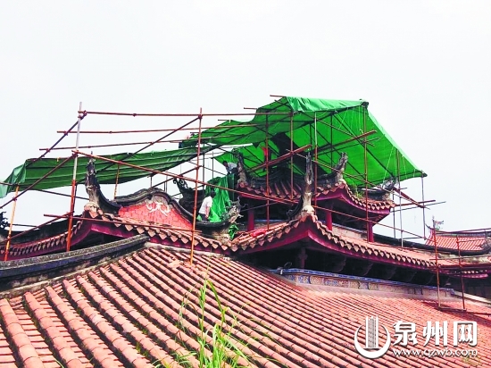 工人在甘露戒壇屋頂搭篷布