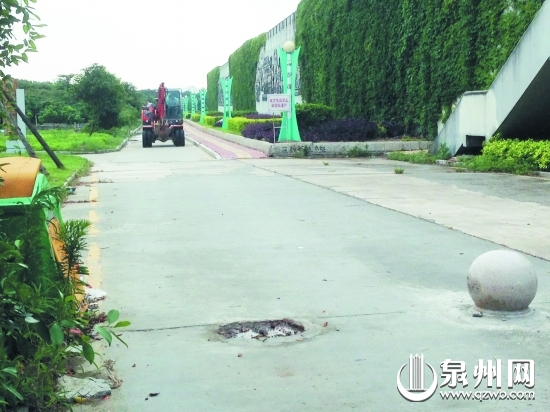 路障被移除后，挖掘機(jī)駛上慢道。