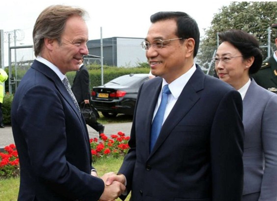 英國(guó)政府高級(jí)官員到機(jī)場(chǎng)迎接李克強(qiáng)總理和夫人。