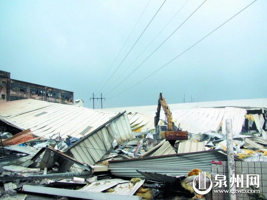 挖掘機(jī)對廠房進(jìn)行破拆