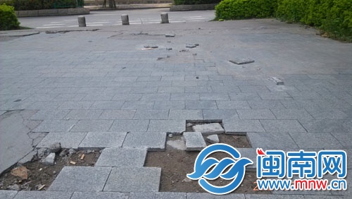 地面破損嚴重，多塊地磚丟失