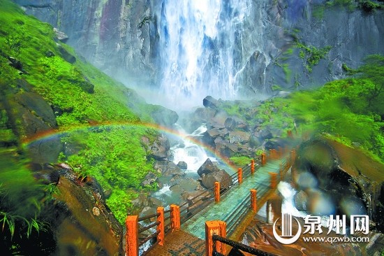 岱仙瀑布下，橋連著“橋”。