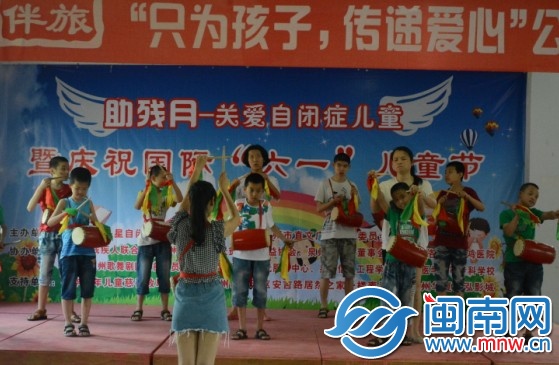 小朋友們臺上表演