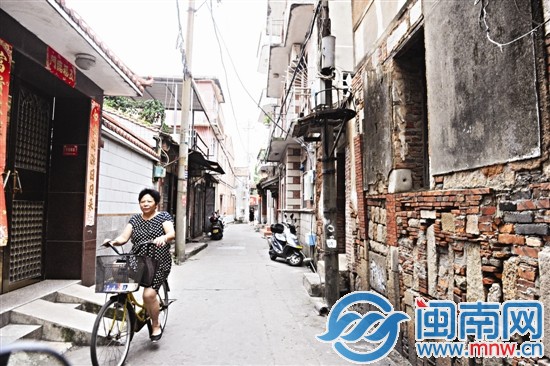 在孫開華離開后，新街又恢復(fù)了小巷的模樣