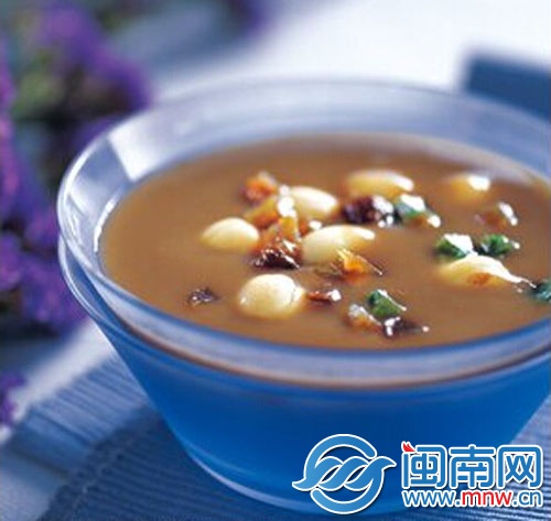 一碗冰糖蓮子綠豆沙，清涼一夏