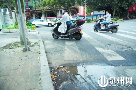 津淮街與祥遠(yuǎn)路交叉路口的一攤油污