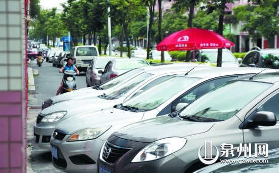 湖心街東段，小車將非機動車道擠占成“斷頭路”。
