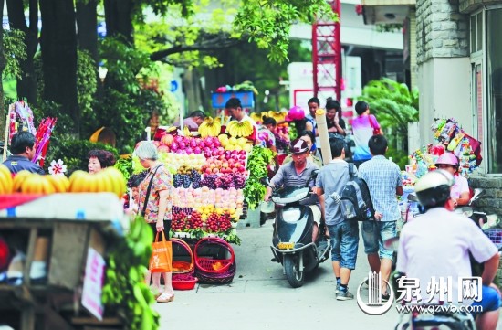 豐澤街市兒童醫(yī)院門口的非機(jī)動(dòng)車道被占道經(jīng)營(yíng)