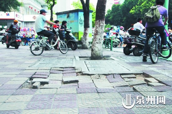 打錫街非機動車道路面破損