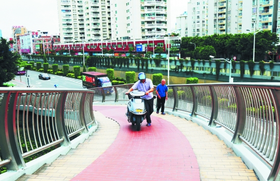豐澤街與坪山路十字路口的天橋坡大，電動車爬行費力