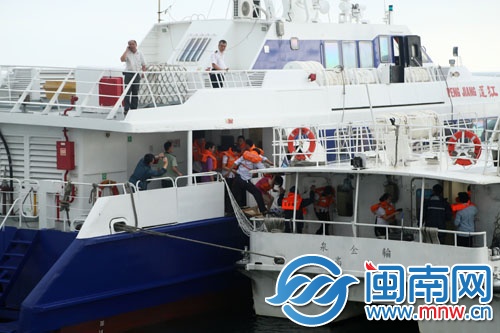 另一客輪接駁，轉(zhuǎn)移旅客