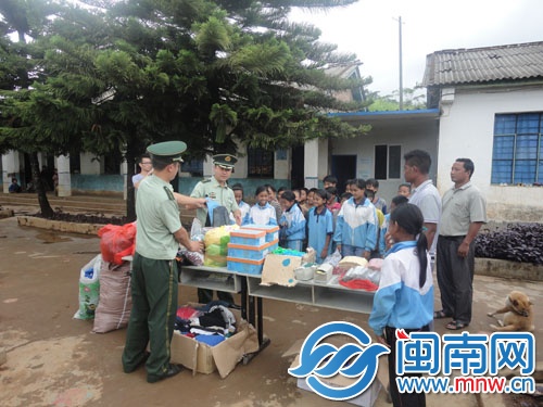 孩子們排著隊，等著分發(fā)文具