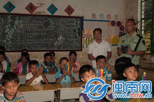 班搞小學(xué)的孩子們領(lǐng)到彩筆