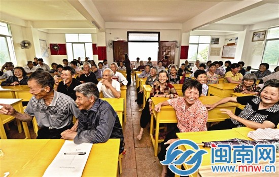 老年學(xué)校課堂上，老人們像小學(xué)生一樣坐著