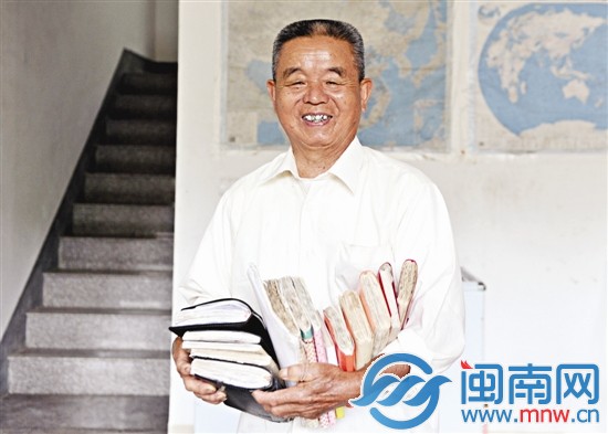 幾年的教學(xué)，曾仁山的教學(xué)材料已經(jīng)一大摞