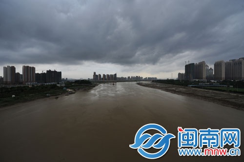 烏云籠罩在晉江兩岸的城市上空，雨水隨即降下