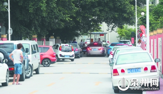 無車位的業(yè)主，無法辦卡開車進入小區(qū)