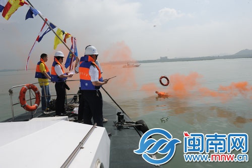 船上人員，扔出救生圈