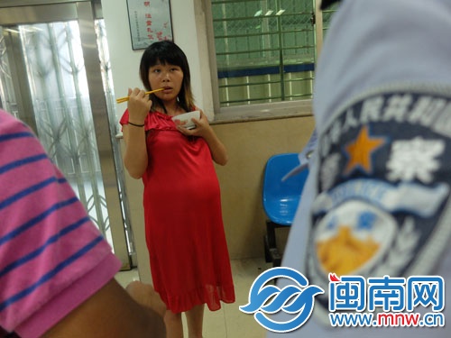 在派出所，民警裝了一碗飯給女子吃