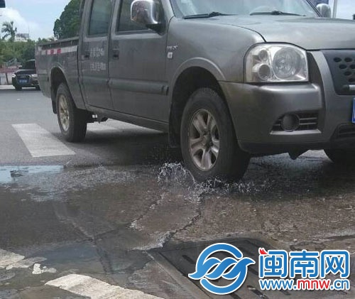 排污管堵塞，污水外溢