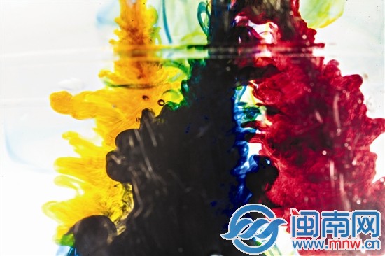 三只畫筆同時抽離，根部的底色隨水流向上涌動