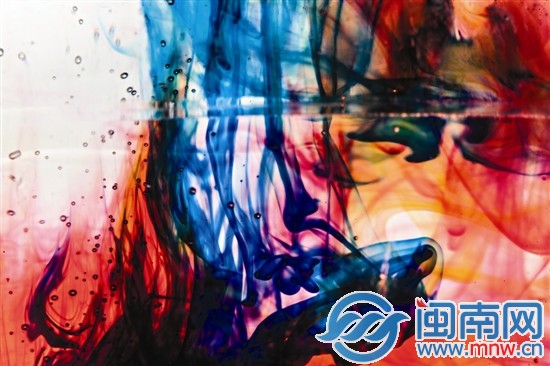 三只畫筆在水中攪拌，水里開始出現(xiàn)抽象畫