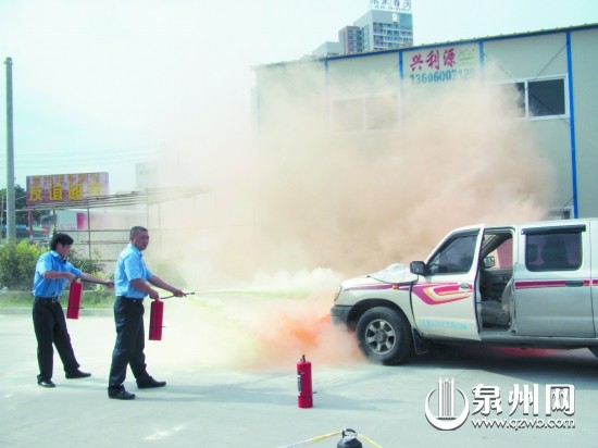 工作人員正在進行車輛自燃應(yīng)急演練