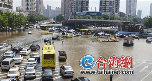 路面被大水淹了兩小時(shí)