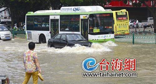 路面被大水淹了兩小時(shí)1