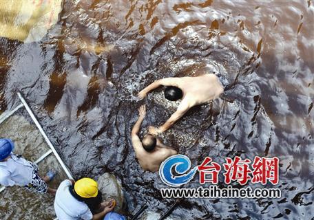 路面被大水淹了兩小時(shí)2