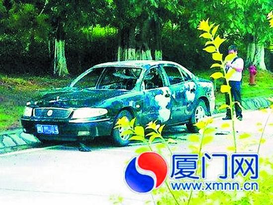 警察對(duì)黑色轎車進(jìn)行勘查