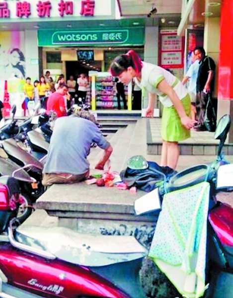 老漢在店員面前從包里往外掏東西