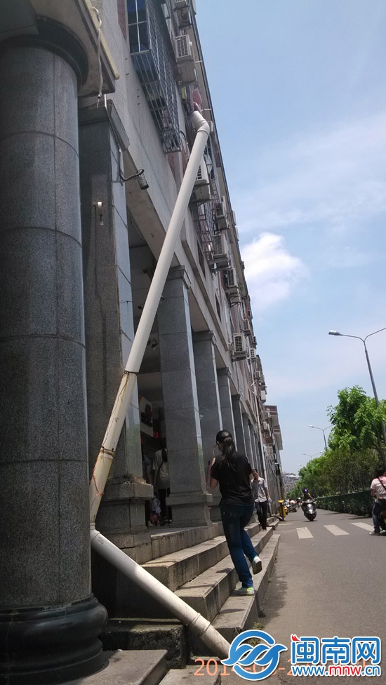 排水管斷裂 懸空一個(gè)月
