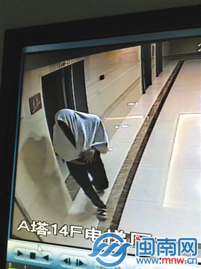 監(jiān)控顯示，一名蒙面男出現(xiàn)在事發(fā)樓層