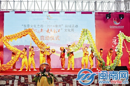 晉江平山實(shí)驗(yàn)小學(xué)學(xué)生的舞龍，引來(lái)陣陣喝彩