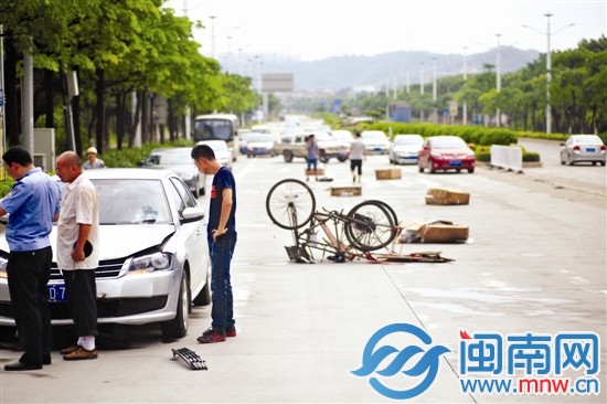 三輪車被撞得七歪八扭