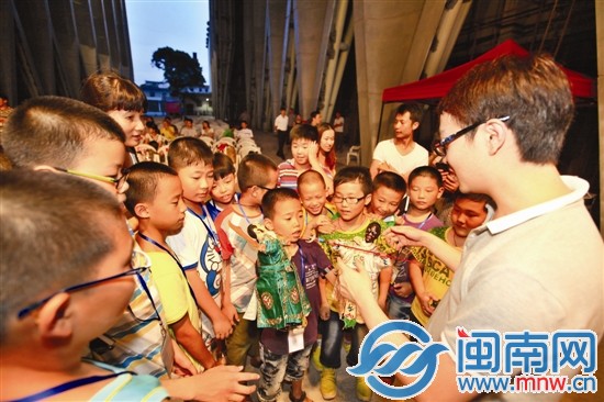 小記者們向演員學(xué)習(xí)木偶表演