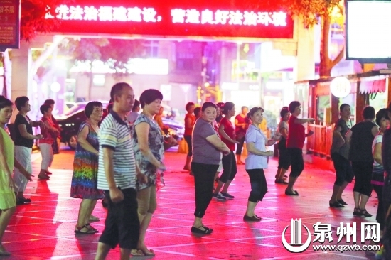 在市工人文化宮跳廣場舞的人們