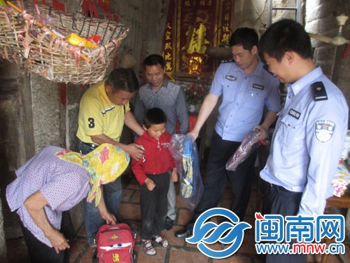 民警給困難兒童送去學(xué)習(xí)用品